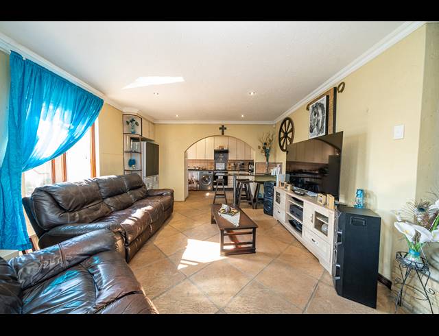 4 BEDROOM FREESTANDING FOR SALE IN SONNEVELD